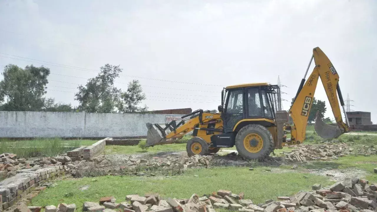 Lucknow: लखनऊ विकास प्राधिकरण ने सौ बीघा अवैध प्लाटिंग पर चलाया बुलडोजर