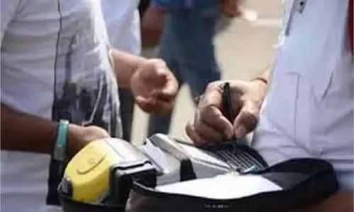 Himachal Pradesh: अटल टनल रोहतांग में हंगामा करने वाले पर्यटकों पर जुर्माना Himachal Pradesh: अटल टनल रोहतांग में हंगामा करने वाले पर्यटकों पर जुर्माना