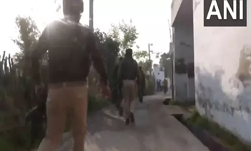 सुरक्षा बलों ने Saniyal Hiranagar में घेराबंदी और तलाशी अभियान बढ़ाया सुरक्षा बलों ने Saniyal Hiranagar में घेराबंदी और तलाशी अभियान बढ़ाया