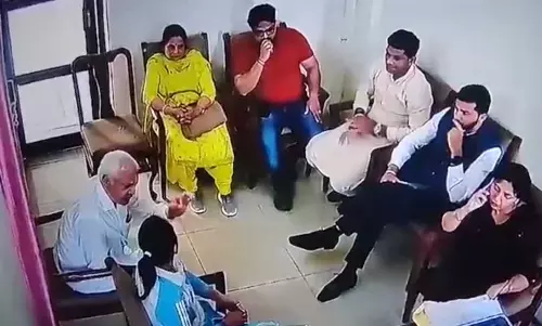 पुलिस थाने का VIDEO, बॉक्सर पर पति से मारपीट का आरोप