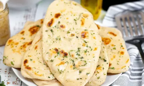 Garlic Naan : अब घर पर ही होटल जैसी डिश बना सकते हैं