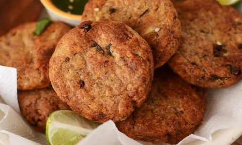 Raw Banana Tikki: स्वाद में लाजवाब और सेहत का भी ख्याल रखती है ये डिश
