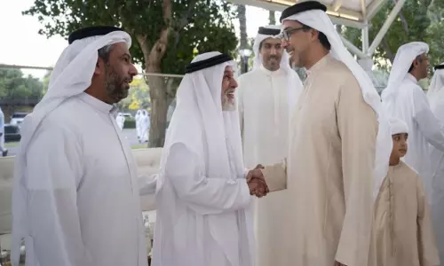 मंसूर बिन जायद ने अपने महल के अल बरज़ा मजलिस में UAE के नागरिकों का स्वागत किया