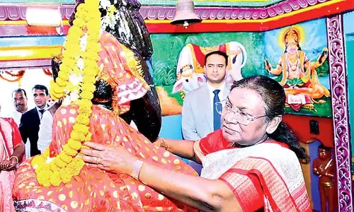 Odisha: राष्ट्रपति द्रौपदी मुर्मू प्राचीन नीला माधव स्वामी मंदिर के दर्शन करने पहुंची Odisha: राष्ट्रपति द्रौपदी मुर्मू प्राचीन नीला माधव स्वामी मंदिर के दर्शन करने पहुंची