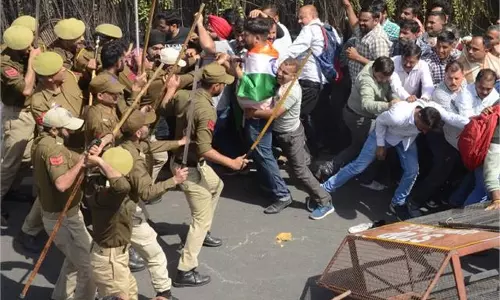 Jammu-Kashmir:हालात बिगड़े, पुलिस ने किया लाठीचार्ज Jammu-Kashmir:हालात बिगड़े, पुलिस ने किया लाठीचार्ज