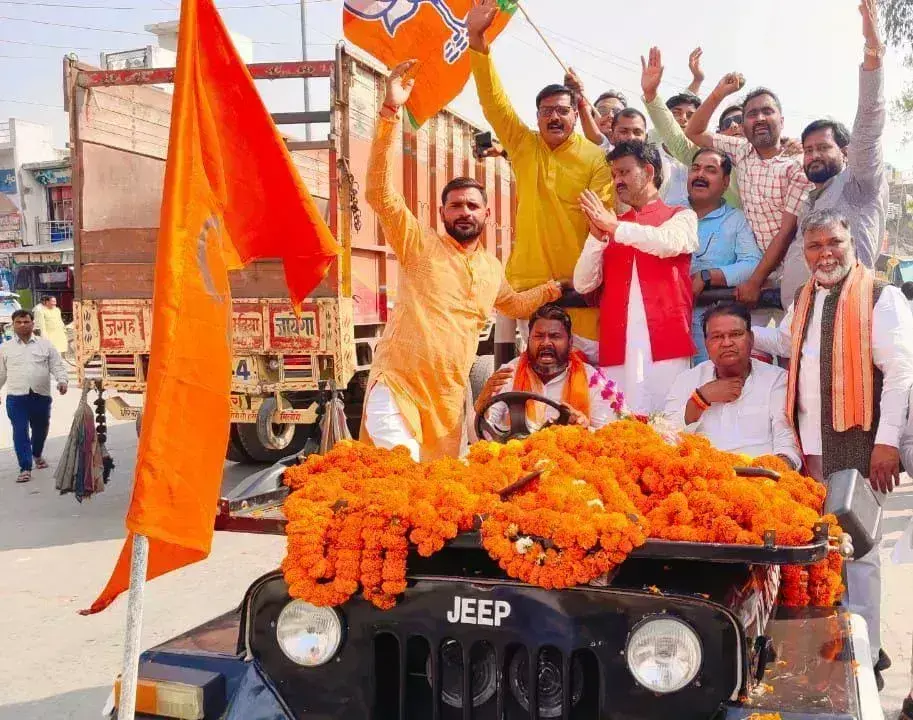 Ballia: कार्यकर्ताओं ने नवनियुक्त भाजपा जिलाध्यक्ष संजय मिश्रा का भव्य स्वागत किया