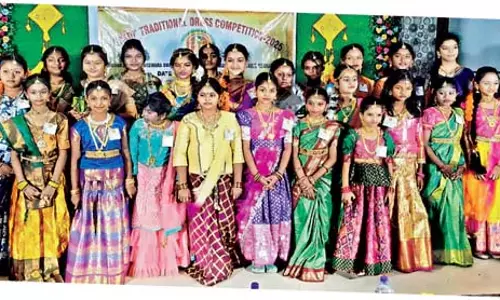 Odisha: लड़के और लड़कियों के लिए उगादि पारंपरिक वेशभूषा प्रतियोगिता आयोजित की गई