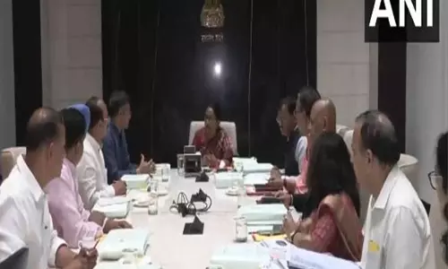 Delhi CM ने बजट पेश करने से पहले कैबिनेट बैठक की Delhi CM ने बजट पेश करने से पहले कैबिनेट बैठक की