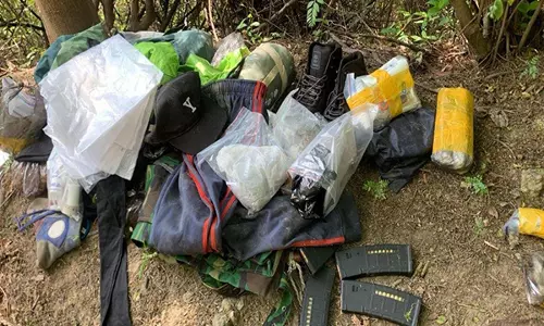J-K Police और राइजिंग स्टार कोर ने हीरानगर में संयुक्त अभियान में युद्ध जैसे सामान बरामद किए J-K Police और राइजिंग स्टार कोर ने हीरानगर में संयुक्त अभियान में युद्ध जैसे सामान बरामद किए