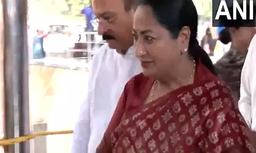 Delhi CM ने पूजा-अर्चना करने के लिए हनुमान मंदिर का दौरा किया