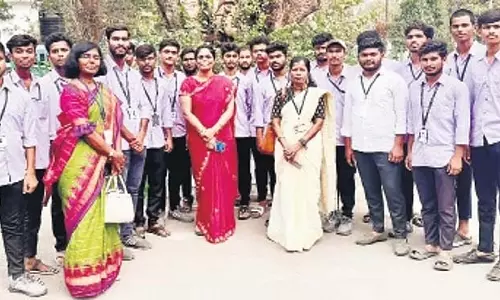 आदिवासी आवासीय डिग्री कॉलेज के छात्रों ने Telangana विधानसभा का दौरा किया आदिवासी आवासीय डिग्री कॉलेज के छात्रों ने Telangana विधानसभा का दौरा किया