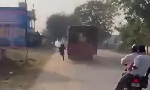 Vaniyambadi : प्लस टू छात्रा को नहीं लेने पर सरकारी बस चालक निलंबित Vaniyambadi : प्लस टू छात्रा को नहीं लेने पर सरकारी बस चालक निलंबित