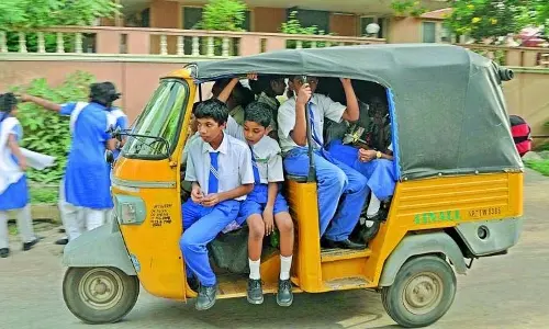 Bihar : 1 अप्रैल से स्कूली बच्चों के लिए ई-रिक्शा बंद Bihar : 1 अप्रैल से स्कूली बच्चों के लिए ई-रिक्शा बंद