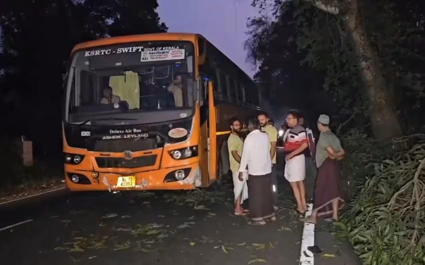 Kozhikode में स्विफ्ट बस ने सड़क किनारे पेड़ से आम तोड़ रहे लोगों को टक्कर मारी, तीन घायल