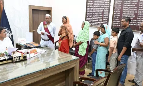 स्कूल परिसर में शराबखोरी, कलेक्टर से शिकायत