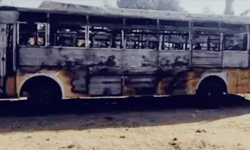 Singrauli: बस स्टैंड पर भीषण आग से दो बस खाक, एक की मौत