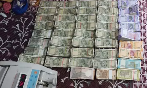 Odisha : नगर पालिका के कार्यकारी अधिकारी पर निगरानी, ​​भुवनेश्वर स्थित फ्लैट से 17 लाख नकद बरामद
