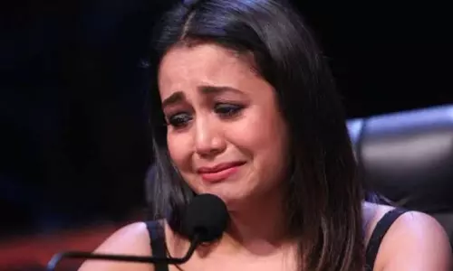 Neha Kakkar : क्यों मंच पर रो पड़ीं नेहा कक्कड़ Neha Kakkar : क्यों मंच पर रो पड़ीं नेहा कक्कड़