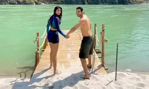 Varun Dhawan और पूजा हेगड़े की पानी में मस्ती