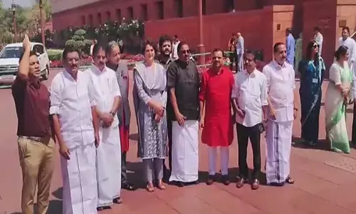 Kerala के सांसदों ने मनरेगा मुद्दे पर संसद के बाहर प्रदर्शन किया Kerala के सांसदों ने मनरेगा मुद्दे पर संसद के बाहर प्रदर्शन किया