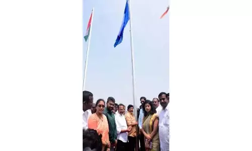 Andhra: दुर्गेश ने रुशिकोंडा बीच पर नीला झंडा फहराया