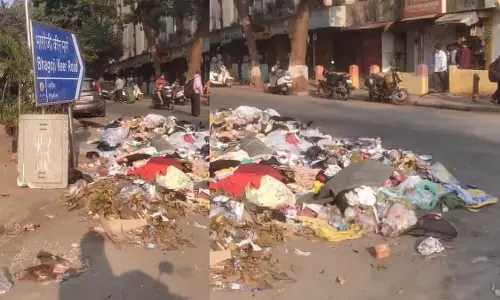 Mumbai: माहिम में सेनापति बापट मार्ग और भागोजी कीर मार्ग पर कचरे के ढेर को उजागर किया Mumbai: माहिम में सेनापति बापट मार्ग और भागोजी कीर मार्ग पर कचरे के ढेर को उजागर किया