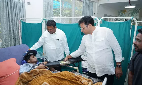 IT मंत्री श्रीधर बाबू ने कैंसर मरीज की इच्छा पूरी करते हुए उसे क्रिकेट किट भेंट की IT मंत्री श्रीधर बाबू ने कैंसर मरीज की इच्छा पूरी करते हुए उसे क्रिकेट किट भेंट की