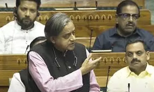 थरूर ने वित्त विधेयक को पैचवर्क का क्लासिक उदाहरण दिया थरूर ने वित्त विधेयक को पैचवर्क का क्लासिक उदाहरण दिया