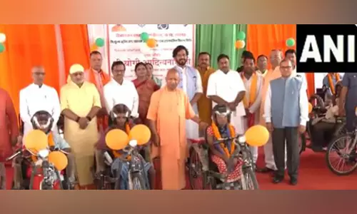 सीएम योगी ने Gorakhpur में दिव्यांगों को मोटराइज्ड ट्राइसाइकिल वितरित कीं