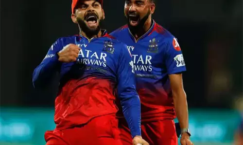 सिराज अपने पूर्व आरसीबी साथी और करीबी दोस्त Virat Kohli को गेंदबाजी करने के विचार से उत्साहित हैं सिराज अपने पूर्व आरसीबी साथी और करीबी दोस्त Virat Kohli को गेंदबाजी करने के विचार से उत्साहित हैं