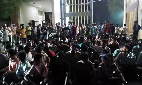 JNTU-Sultanpur छात्रावास के छात्रों ने खराब गुणवत्ता वाले भोजन के विरोध में प्रदर्शन किया