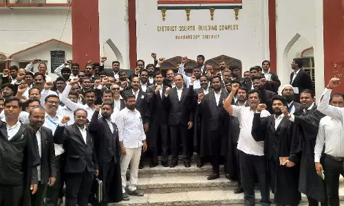 Telangana: वरिष्ठ वकील की हत्या पर अधिवक्ताओं ने अदालत का बहिष्कार किया Telangana: वरिष्ठ वकील की हत्या पर अधिवक्ताओं ने अदालत का बहिष्कार किया