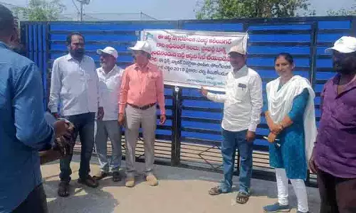 Karimnagar नगरपालिका अधिकारियों ने संपत्ति कर का भुगतान न करने वाले व्यावसायिक प्रतिष्ठानों को जब्त किया Karimnagar नगरपालिका अधिकारियों ने संपत्ति कर का भुगतान न करने वाले व्यावसायिक प्रतिष्ठानों को जब्त किया
