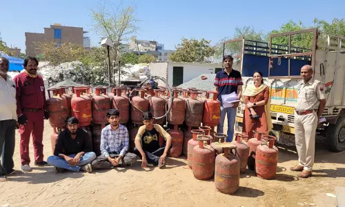 Jaipur: 97 घरेलू गैस सिलेंडर, एक इलेक्ट्रॉनिक मोटर ; दो वाहन जब्त Jaipur: 97 घरेलू गैस सिलेंडर, एक इलेक्ट्रॉनिक मोटर ; दो वाहन जब्त