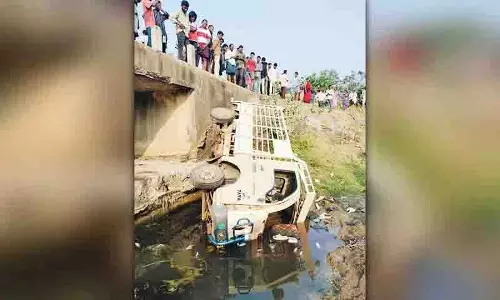 Kothagudem में एक मिनी-माल वाहन के नदी में गिरने से 15 मजदूर घायल हो गए