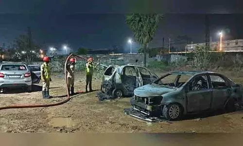 Kothagudem में उपद्रवियों ने कारों में आग लगा दी