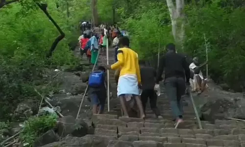 Coimbatore : वेल्लियांगिरी पर्वत पर चढ़ते समय दम घुटने से श्रद्धालु की मौत Coimbatore : वेल्लियांगिरी पर्वत पर चढ़ते समय दम घुटने से श्रद्धालु की मौत