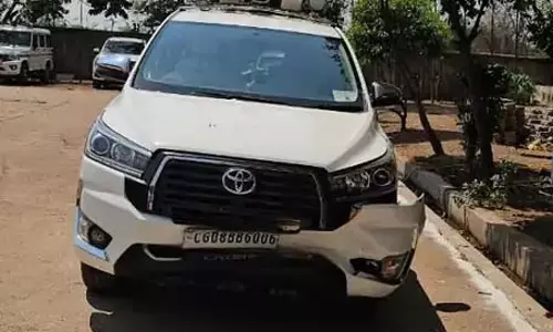 दुर्ग में विधायकों की गाड़ी हादसे का शिकार दुर्ग में विधायकों की गाड़ी हादसे का शिकार