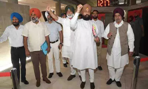स्पीकर सदन में हमारी आवाज दबा रहे: Congress