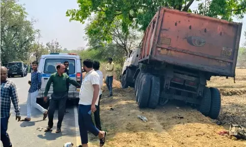 ट्रेलर ने सामने से रौंदा, युवक की दर्दनाक मौत ट्रेलर ने सामने से रौंदा, युवक की दर्दनाक मौत