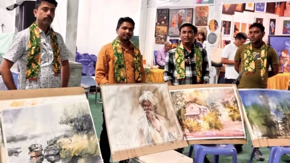 Assam : धुबरी के कलाकार तरुण कुमार मित्रा ने दूसरे सिलीगुड़ी कला मेले 2025 में चमक बिखेरी