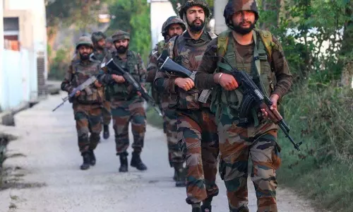 J-K में आतंकवादियों की तलाश के लिए बड़े पैमाने पर तलाशी अभियान तीसरे दिन भी जारी