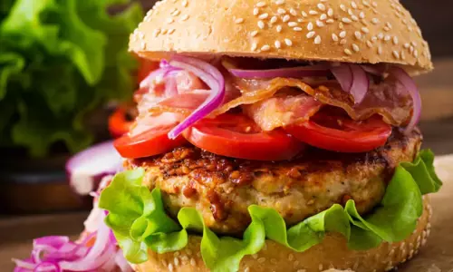Aloo Tikki Burger स्नैक्स के लिए है शानदार चॉइस Aloo Tikki Burger स्नैक्स के लिए है शानदार चॉइस