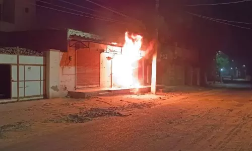 Jalaun: अंबेडकर चौराहे के पास शॉर्ट सर्किट से कॉस्मेटिक की दुकान में लगी आग