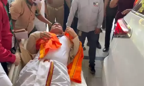 Ghaziabad: लोनी विधायक नंदकिशोर गुर्जर विरोध प्रदर्शन के दौरान अचानक बेहोश हुए Ghaziabad: लोनी विधायक नंदकिशोर गुर्जर विरोध प्रदर्शन के दौरान अचानक बेहोश हुए