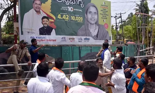 चिक्कमगलुरु में भाजपा कार्यकर्ता ने DK शिवकुमार वाले पोस्टर पर अंडा फेंका