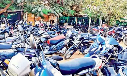 Parking charges : मल्टीप्लेक्स और मॉल में पार्किंग शुल्क का विनियमन