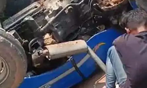 मुरुम परिवहन के दौरान ट्रैक्टर पलटा, चालक की मौत
