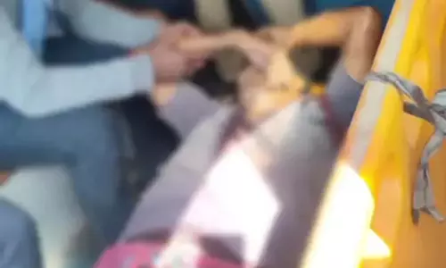 गार्ड और दंपति घायल, तेज रफ्तार ट्रेलर का कहर