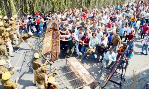 पुलिस ने लाठीचार्ज कर PHE कर्मचारियों के विधानसभा घेराव कार्यक्रम को विफल किया